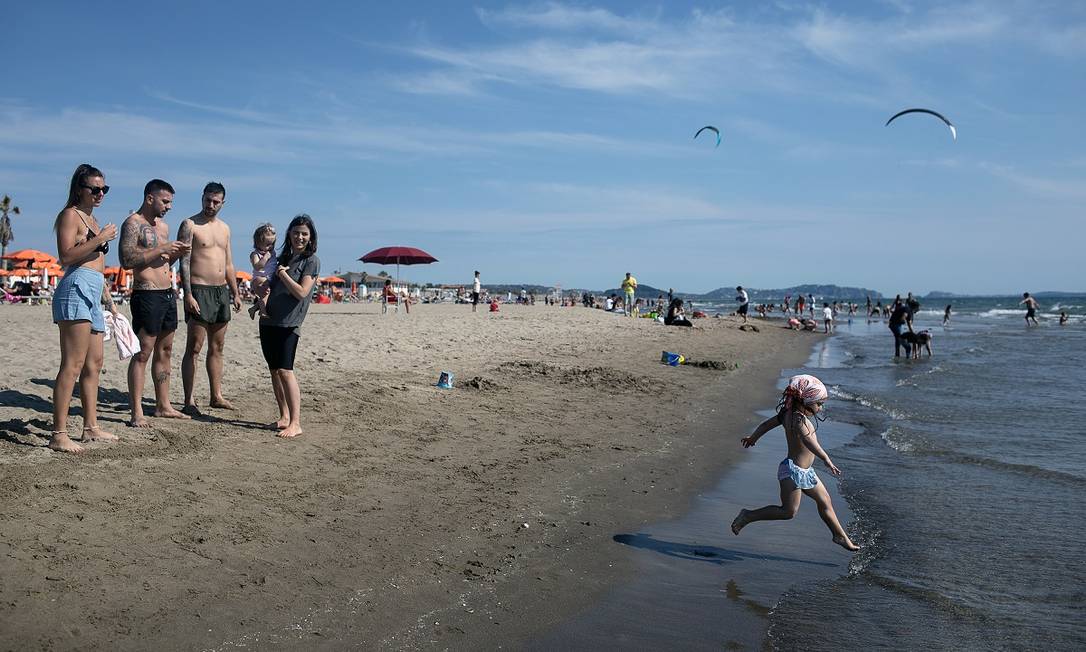 Banhistas na praia de Giugliano in Campania, perto de Nápoles, no sul da Itália Foto: Nadia Shira Cohen / The New York Times
