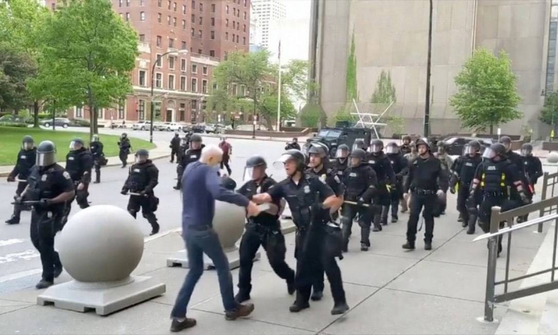 Vídeo captura policiais empurrando idoso durante protesto nos EUA ...