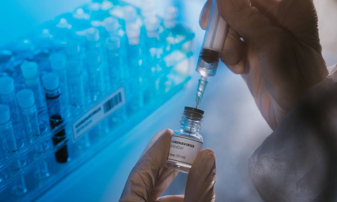 Médico em laboratório preparando vacina para Covid-19 Foto: FilippoBacci / Getty Images