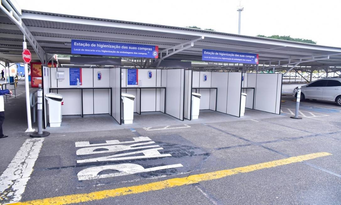 Estações para higienização manual foram montadas próximos ao estacionamento Foto: Divulgação