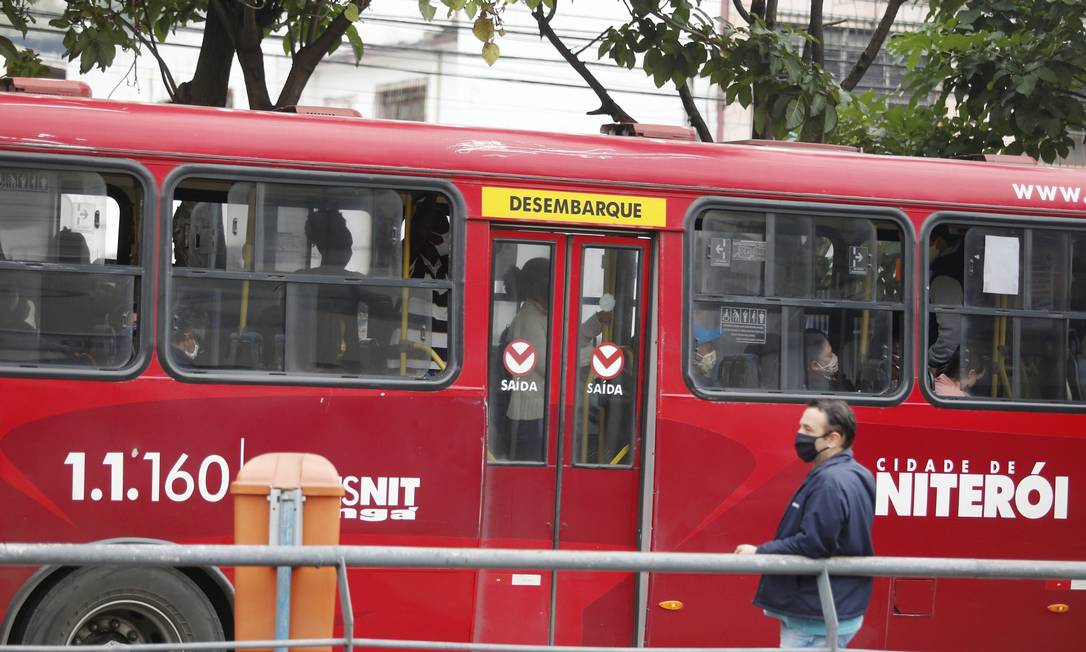 
Ônibus do consórcio Transnit na Alameda São Boaventura: redução da frota durante a pandemia tem provocado aglomerações nos coletivos.
Foto:
FABIANO ROCHA
/
Agência O Globo

