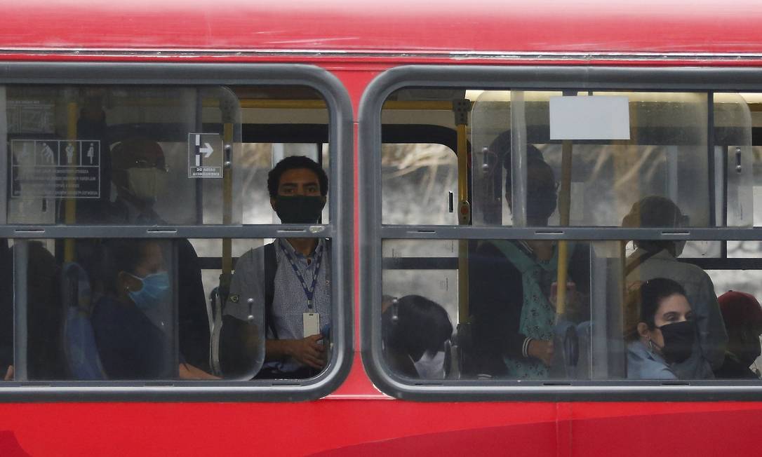 
Acima da permitido. Passageiros viajam em pé em um ônibus municipal
Foto:
/
Fabiano Rocha
