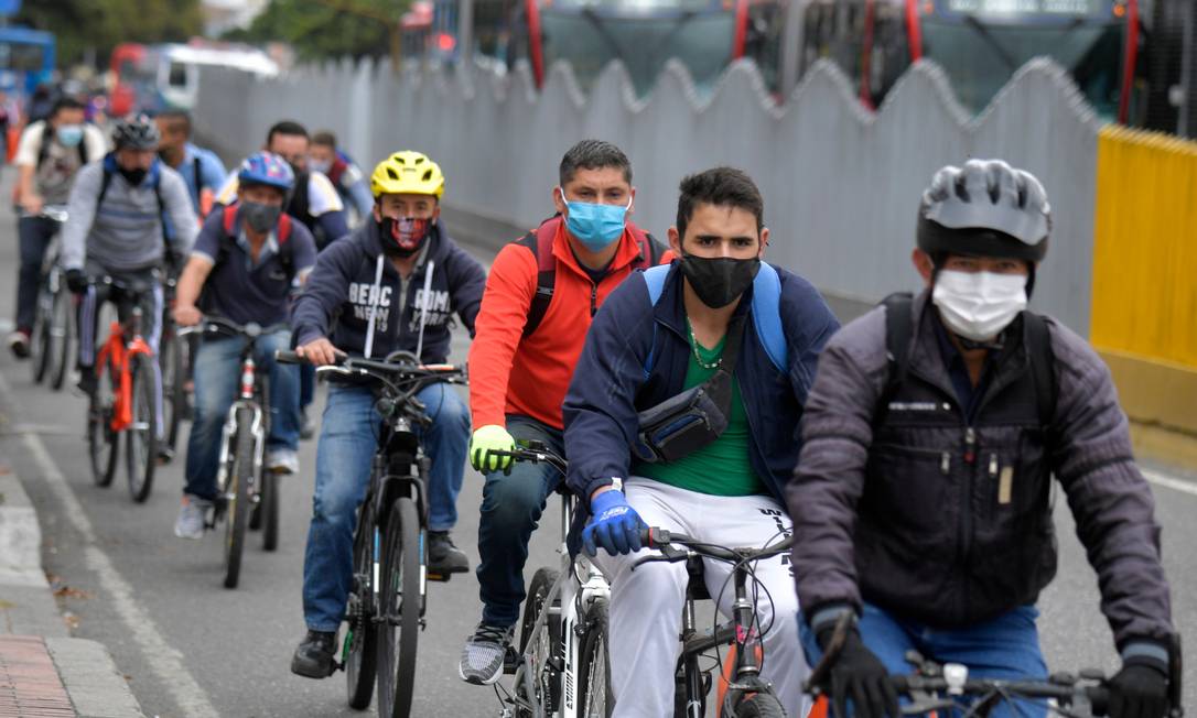 Moradores de Bogotá, na Colômbia, passaram a usar mais bicicletas durante o isolamento para evitar possíveis contágios; cidade ampliou ciclovia em 80 km Foto: RAUL ARBOLEDA / AFP