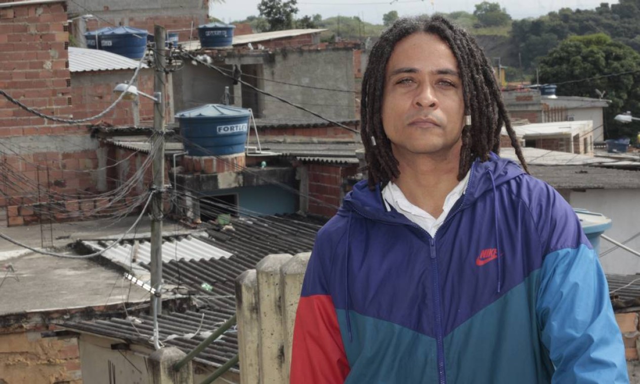Formado em Filosofia e com turnês internacionais na bagagem