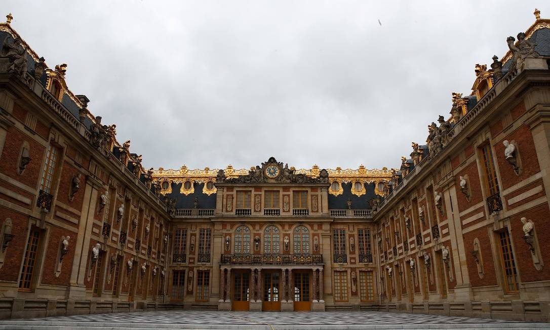 Vista da entrada principal do Palácio de Versalhes, nos arredores de Paris Foto: GONZALO FUENTES / REUTERS
