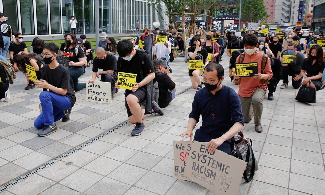 Protesto com distanciamento por causa do coronavírus em Seul Foto: HEO RAN / REUTERS