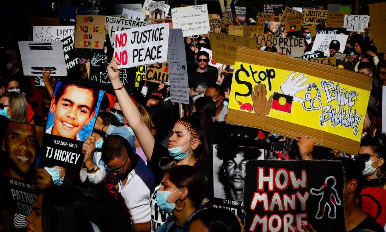 Luta antirracista - Manifestantes participam de protesto para expressar solidariedade aos manifestantes dos EUA, na King George Square, em Brisbane, neste sábado, e exigem o fim das frequentes assassinatos aborígines, povos nativos da Austrália Foto: PATRICK HAMILTON / AFP - 06/06/2020