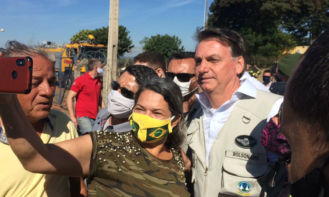Bolsonaro causa aglomeração em blitz da PRF Foto: Daniel Gullino