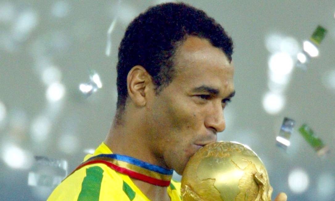 Cafu beija a taça do penta, em 2002 Foto: Dylan Martinez / REUTERS