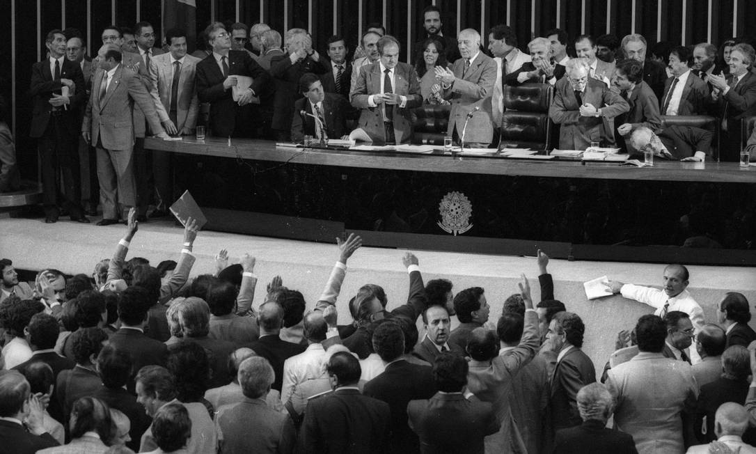 Ulysses Guimarães encerra a última sessão da Assembléia Nacional Constituinte e retribui os aplausos do plenário Foto: Jamil Bittar / Agência O Globo/22-09-1988