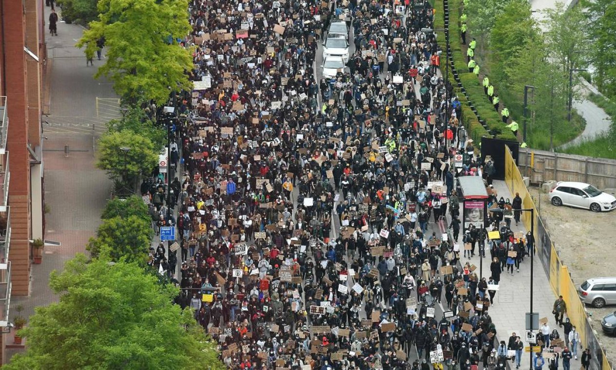 Uma multidão de manifestantes marchou em frente à Embaixada dos EUA em Londres, neste sábado, para mostrar solidariedade ao movimento Vidas negras importam Foto: JUSTIN TALLIS / AFP
