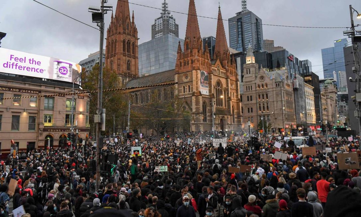 Luta antirracista - Centenas de pessoas também se aglomeraram em Melbourne, na Austrália, neste sábado para prestar solidariedade aos protestos nos EUA e também contra o genocídio dos aborígenes, povos nativos da ilha Foto: WILLIAM WEST / AFP - 06/06/2020