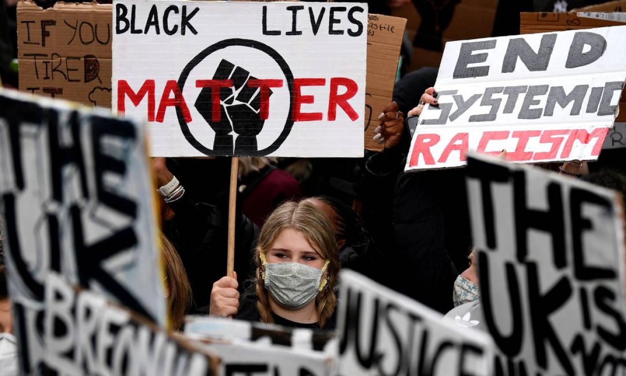 A Praça do Parlamento, no centro de Londres, foi tomada por manifestantes na manhã deste sábado, em solidariedade ao movimento "Black Lives Matter" (vidas negras importam), ignorando as medidas de distanciamento social Foto: DANIEL LEAL-OLIVAS / AFP