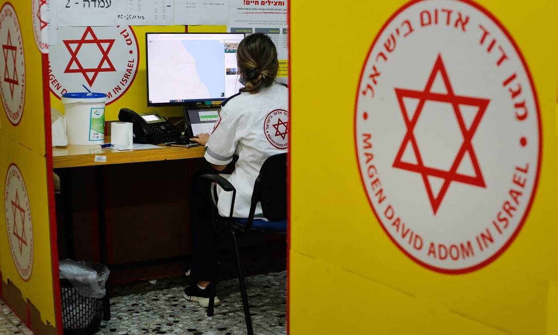 Funcionária do Sheba Medical Center Hospital, perto de Tel Aviv, em 1º de junho de 2020 Foto: GIL COHEN-MAGEN / AFP