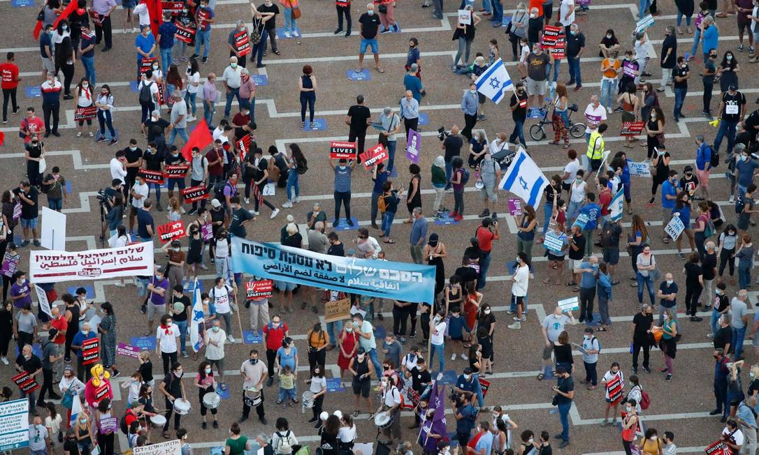 Manifestantes na Praça Rabin, em Tel Aviv, se manifestam contra plano de anexação de territórios da Cisjordânia Foto: JACK GUEZ / AFP