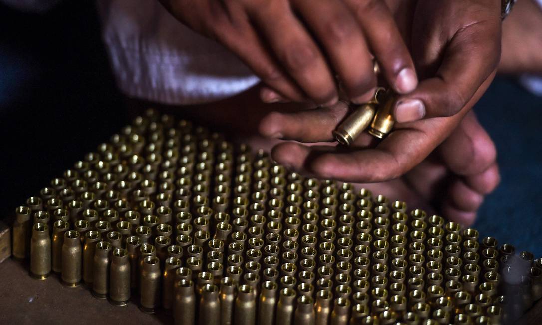Munições à venda no exterior: no Brasil, comércio registrou 1,5 milhão de balas vendidas Foto: Abdul Majeed / AFP