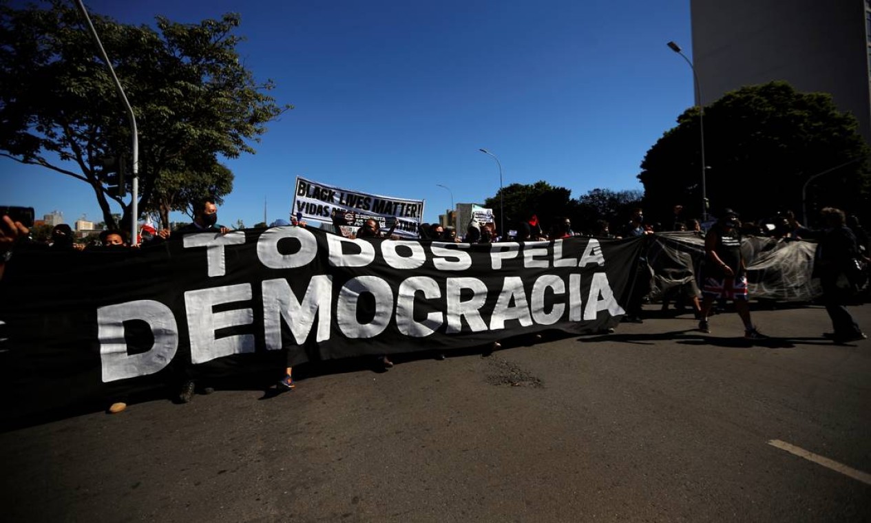 Manifestantes carregam uma faixa com a inscrição "Todos pela democracia" durante protesto contra o presidente Jair Bolsonaro, Brasília Foto: ADRIANO MACHADO / REUTERS