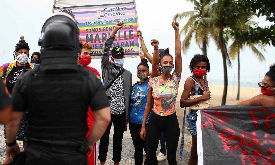 No Rio, manifestantes se reúnem na praia de Coapcabana em ato contra o racismo e o governo Bolsonaro Foto: PILAR OLIVARES / REUTERS