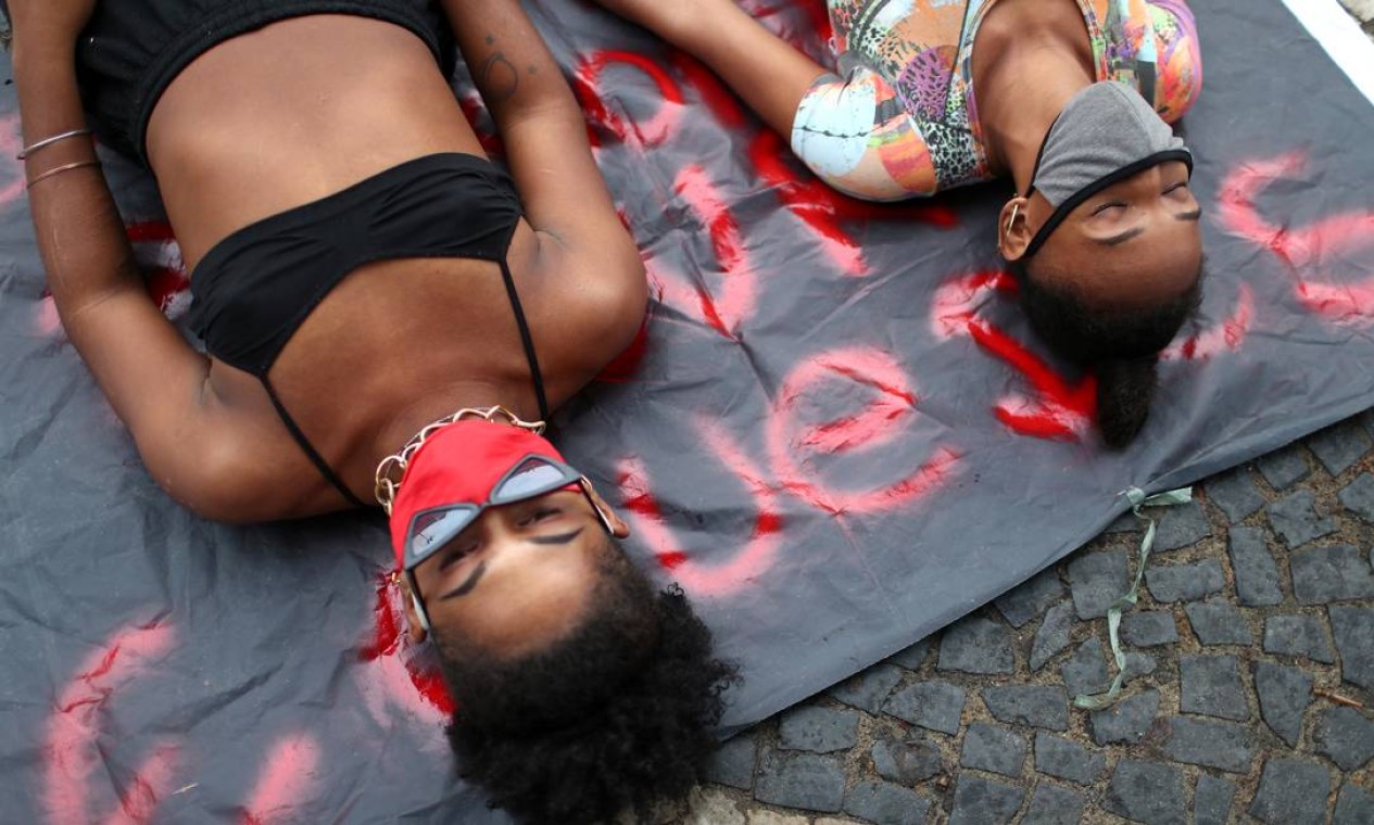 Mulheres negras deitaram-se no chão durante ato contra o o governo e o racismo, em Copacabana, Zona Sul do Rio Foto: PILAR OLIVARES / REUTERS
