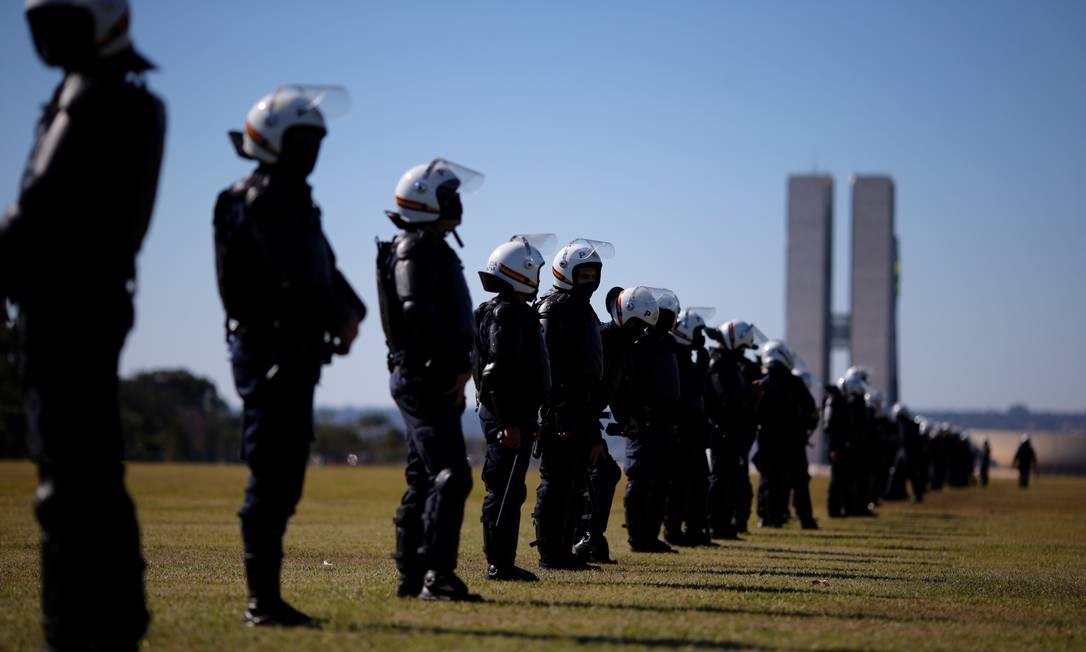 Policiais, de guarda, acompanham as manifestações em Brasília Foto: ADRIANO MACHADO / REUTERS