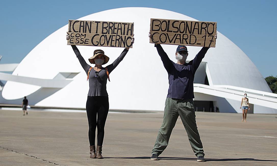 Manifestantes ocupam a Esplanada dos Ministérios, em Brasília, durante ato a favor da democracia e contra o governo Bolsonaro Foto: Jorge William / Agência O Globo