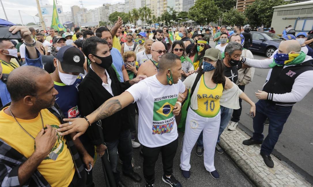 Apoiadores de Bolsonaro também realizaram manifestação em Copacabana Foto: Márcia Foletto / Agência O Globo