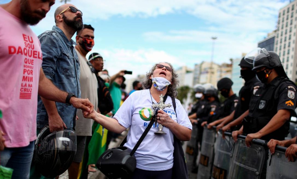 Manifestação de apoiadores de Bolsonaro em Copacabana, no Rio Foto: PILAR OLIVARES / REUTERS