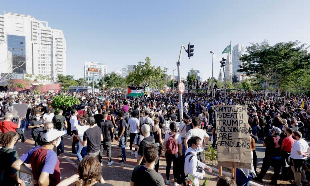 Manifestantes antirracismo e contra governo Bolsonaro ocupam o Largo da Batata, em São Paulo Foto: Edilson Dantas