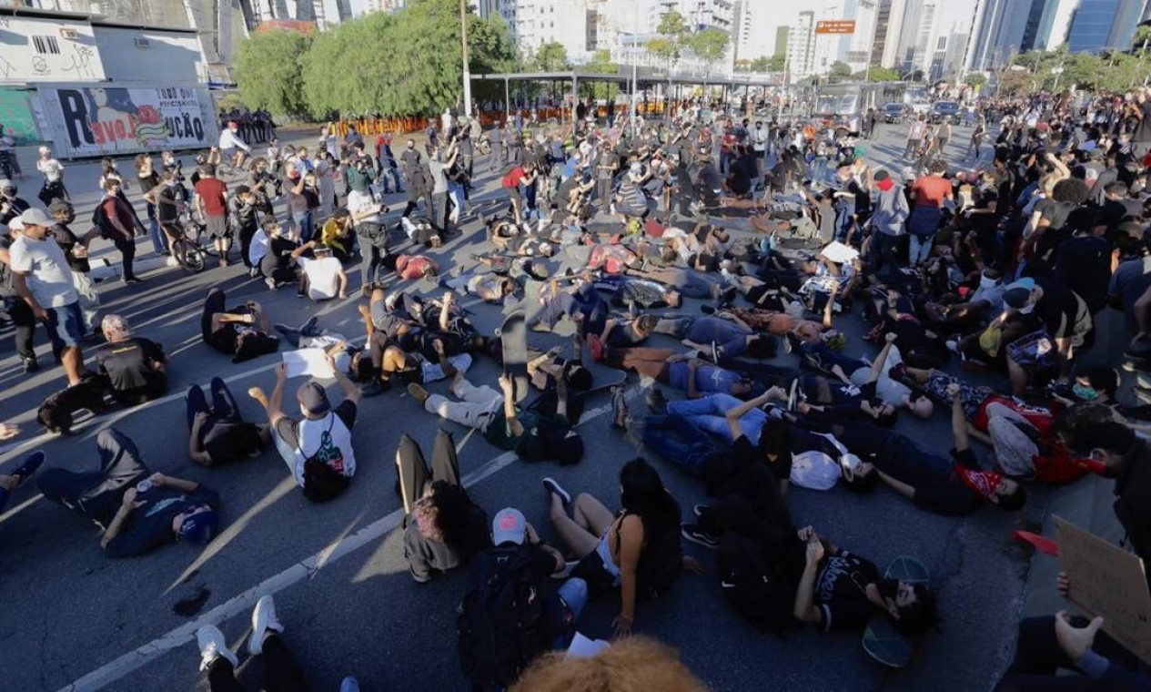 Manifestantes antirracismo e contra governo Bolsonaro ocupam o Largo da Batata, em São Paulo Foto: Edilson Dantas / Agência O Globo