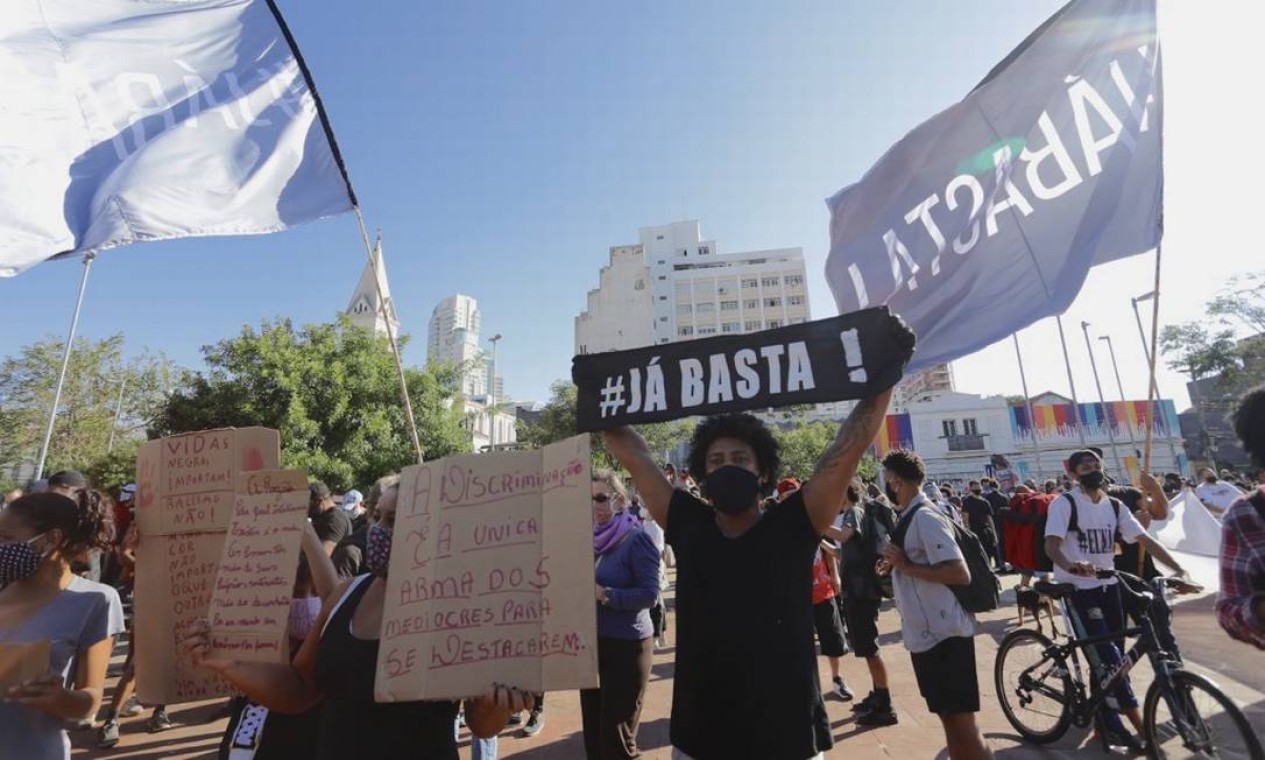 Manifestantes antirracismo e contra governo Bolsonaro ocupam o Largo da Batata, em São Paulo Foto: Agência O Globo