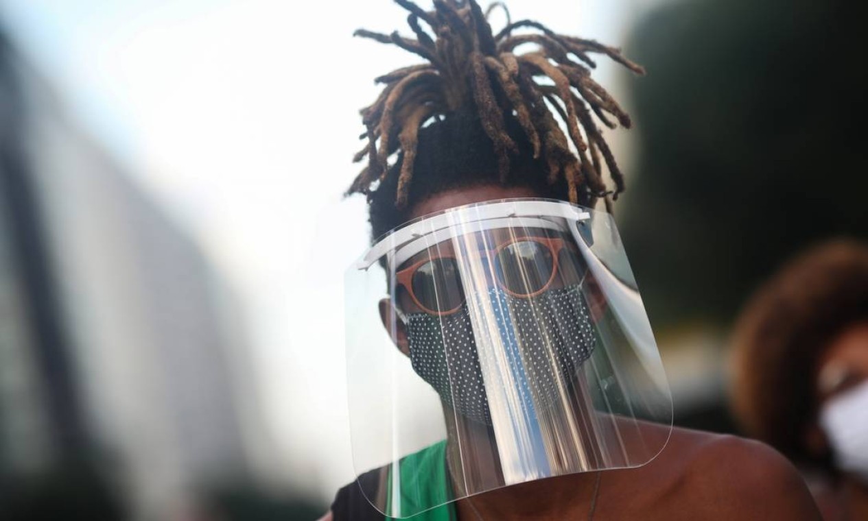 Manifestante veste máscara e escudo facial em protesto no Rio Foto: RICARDO MORAES/REUTERS / RICARDO MORAES/REUTERS