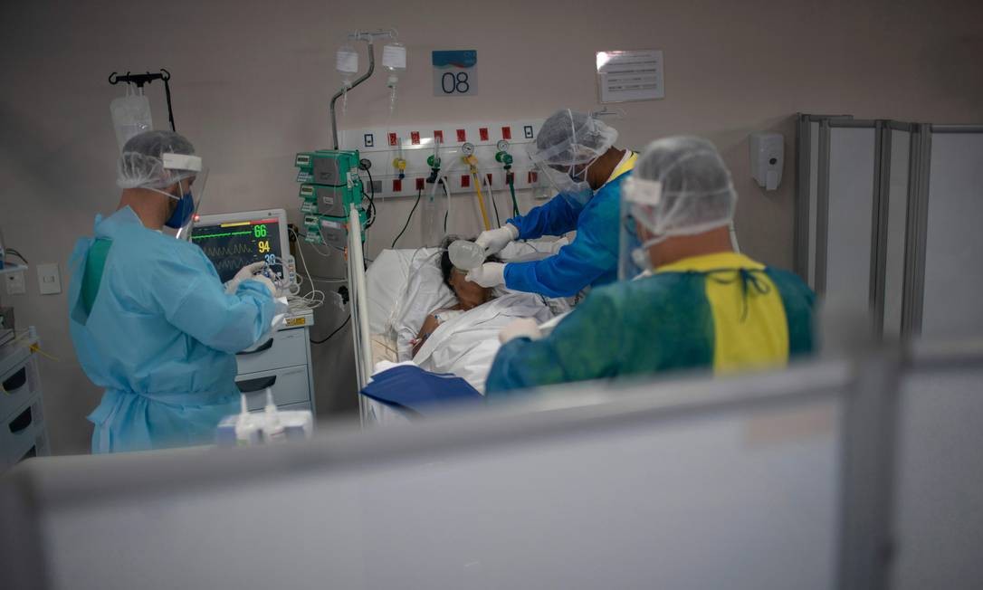 Enfermeiros cuidam de paciente da Covid-19 em UTI de hospital em Maricá (RJ) Foto: MAURO PIMENTEL / AFP