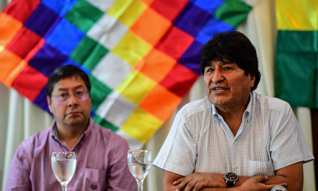 Ex-presidente Evo Morales (à direita) participa de entrevista coletiva ao lado do candidato do MAS à Presidência, Luis Arce Foto: RONALDO SCHEMIDT / AFP / 17-2-2020
