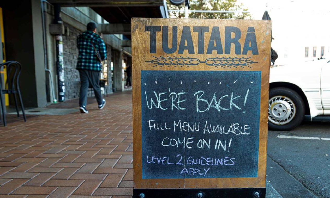 População da Nova Zelândia retomado a rotina desde meados de maio, quando anunciou reabertura de bares, seguidos de varejistas e escolas Foto: MARTY MELVILLE / AFP