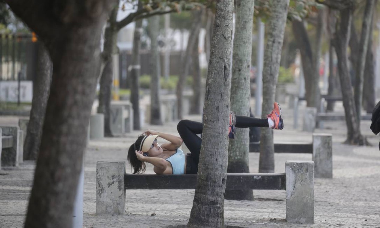 Mulher se exercita em banco da praia do Arpoador Foto: Marcia Foletto / Agência O Globo