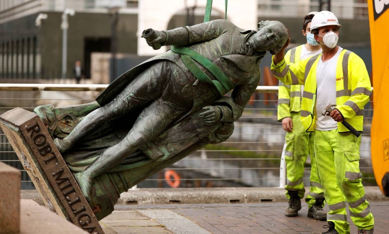 Estátua de Robert Milligan, um comerciante de escravos do século 18, foi removida nesta terça-feira de seu pedestal, do local onde estava, diante de um museu de Londres, depois que as autoridades decidiram que não era mais aceitável para a comunidade Foto: JOHN SIBLEY / REUTERS