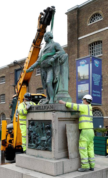 Estátua de Robert Milligan é removida por trabalhadores no lado de fora do Museu de London Docklands Foto: JOHN SIBLEY / REUTERS