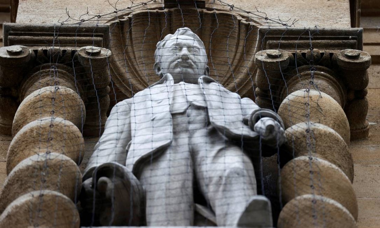 Uma estátua do imperialista britânico Cecil Rhodes, vista ao lado do Oriel College, em Oxford. Ativistas britânicos convocaram uma manifestação em Oxford contra a estátua do magnata da mineração e político colonial atuante na África do Sul no século 19 Foto: EDDIE KEOGH / REUTERS