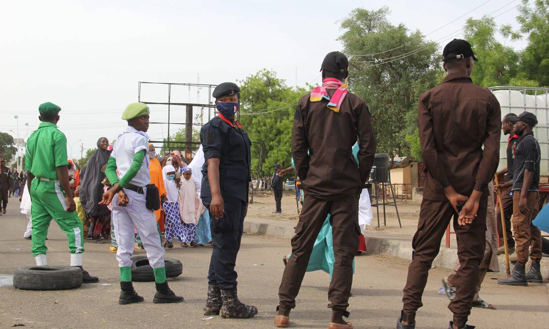 Polícia nas ruas da capital do estado de Borno, onde ocorreu o ataque desta terça-feira Foto: AUDU MARTE / AFP