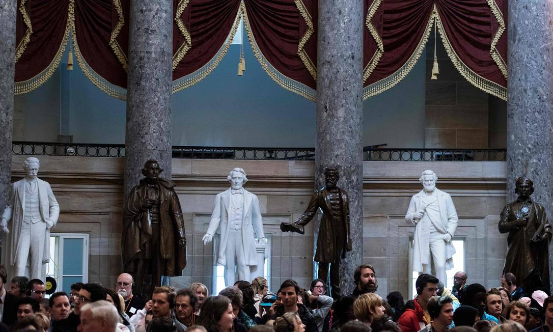 O salão estatutário do Capitólio em Washington, onde são exibidas 11 estatuas de líderes e soldados confederados da Guerra Civil americana Foto: BRENDAN SMIALOWSKI / AFP/23-03-2017