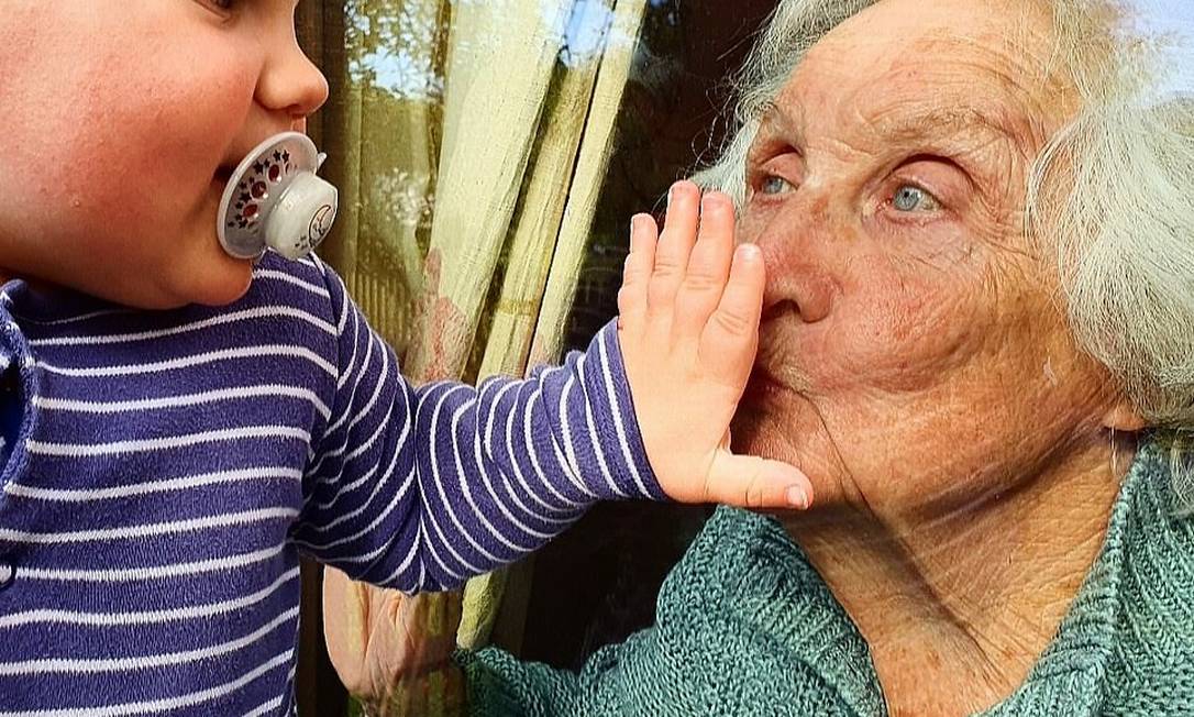 Pesquisa inédita analisou a ligação entre avós e netos por meio de exames cerebrais Foto: Reprodução