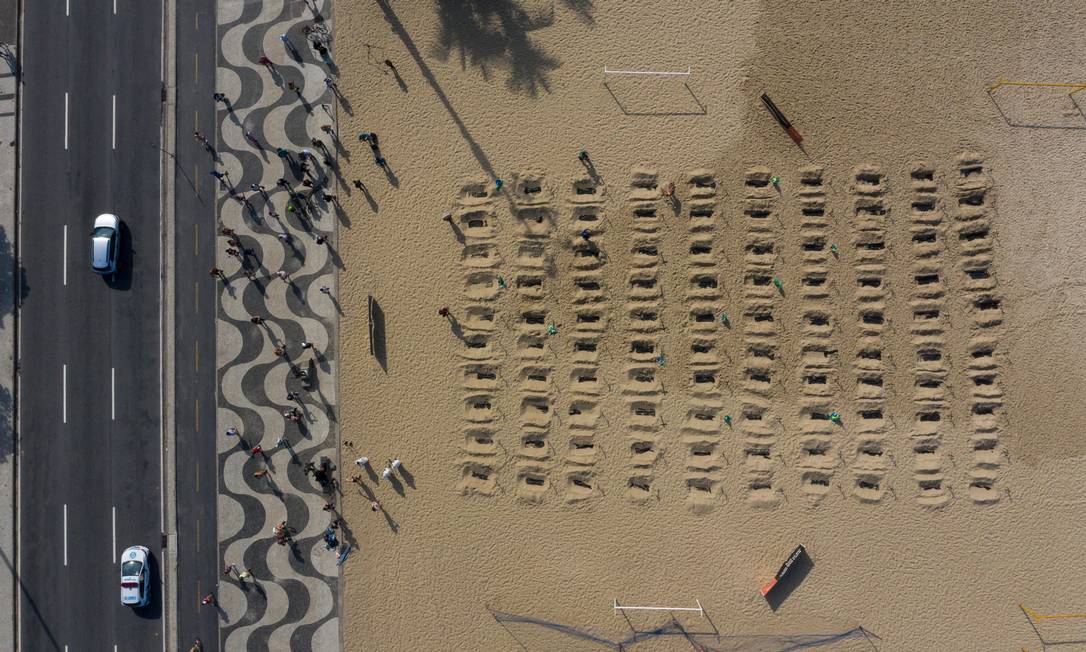 Imagem aérea mostra as 100 covas rasas nas areias de Copacabana, para lembrar as vítimas da Covid-19 e cobrar governantes Foto: Brenno Carvalho / Agência O Globo
