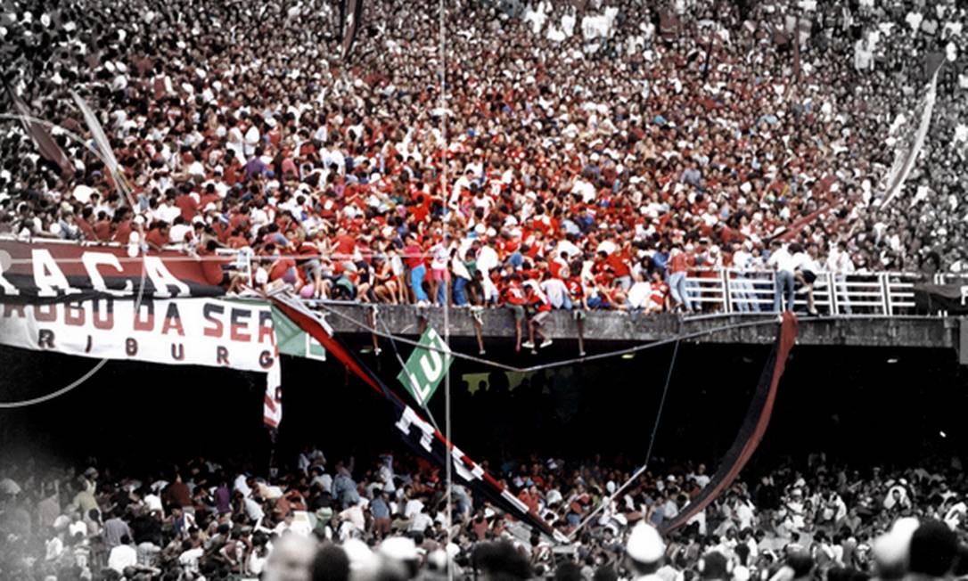 Grade do Maracanã cede e provoca maior tragédia da história do estádio Foto: Guilherme Bastos/19.07.1992