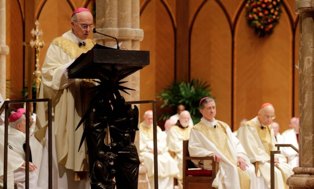 Papa Francisco destitui bispo americano apoiador de Trump - 11/11