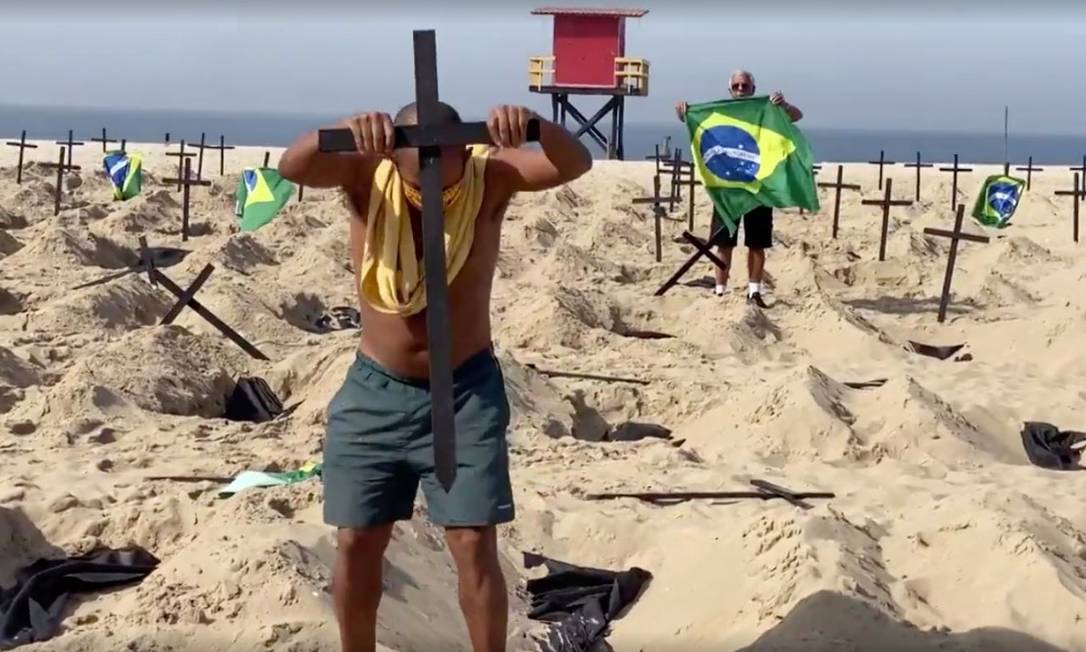 Márcio, pai de vítima do coronavírus, recoloca cruzes arrancadas por homens de protesto em memória dos que morreram em função da Covid-19 em Copacabana: 'Desrespeito' Foto: Reprodução