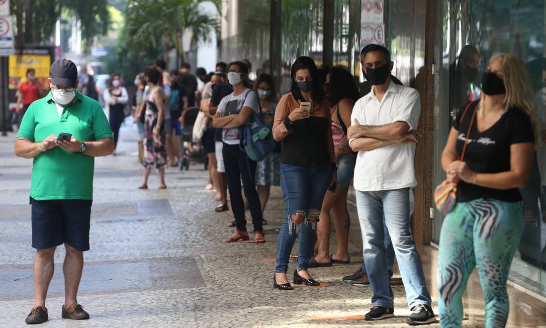 Fila para entrar no Botafogo Praia Shopping nesta quinta-feira Foto: Pedro Teixeira / Agência O Globo
