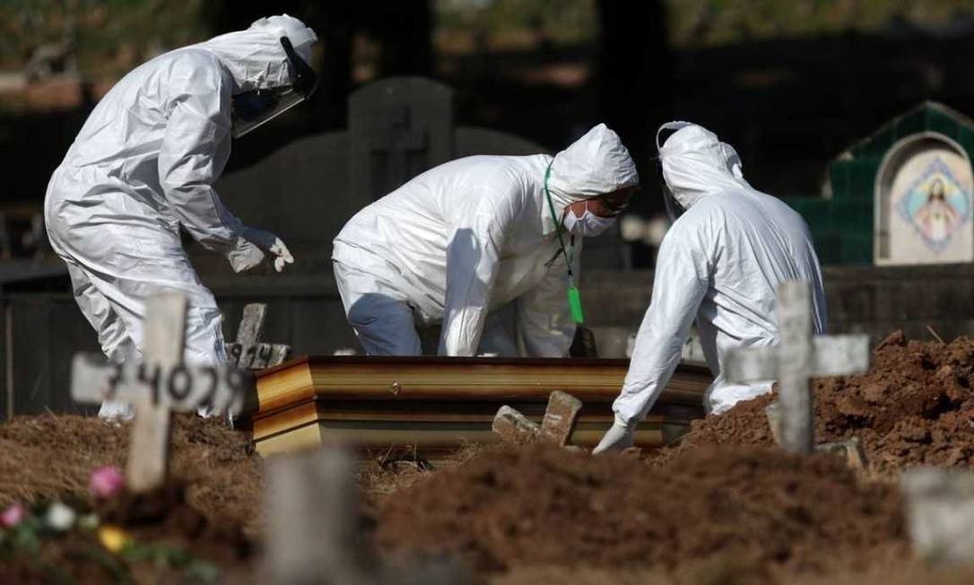 Vítima de Covid-19 é sepultada em cemitério do Rio Foto: Fábio Motta/Agência O Globo