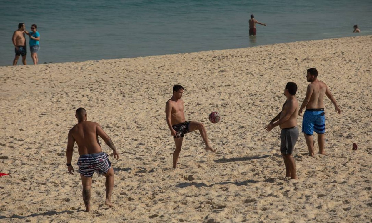 Esportes coletivos seguem sendo praticados, apesar de proibidos Foto: BRENNO CARVALHO / Agência O Globo