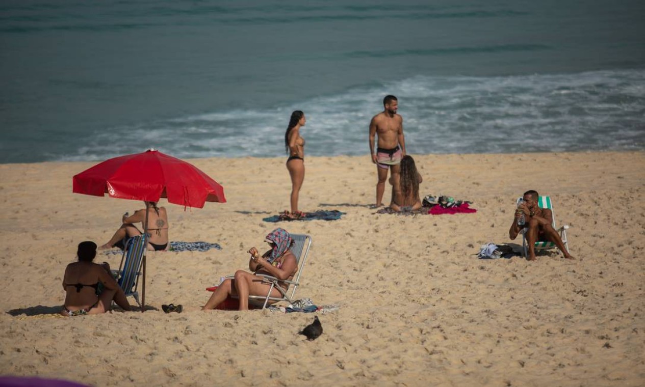 Praia da Barra também esteve movimentada na manhã desta sexta-feira, Dia dos Namorados Foto: BRENNO CARVALHO / Agência O Globo