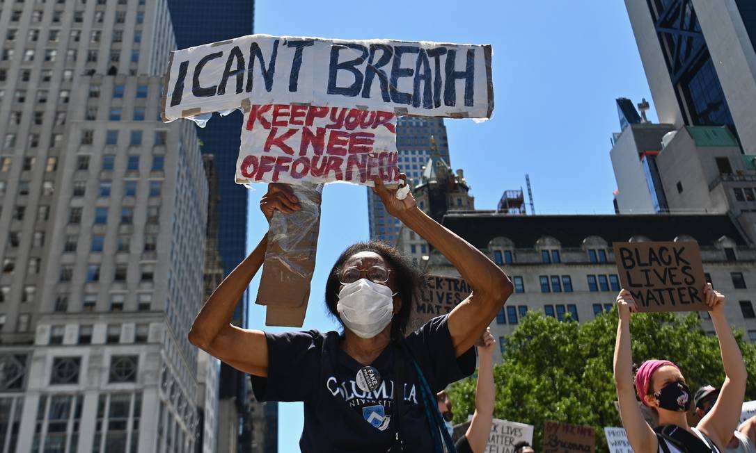 Manifestantes com placas contra a violência policial na Quinta Avenida, em NY Foto: ANGELA WEISS / AFP